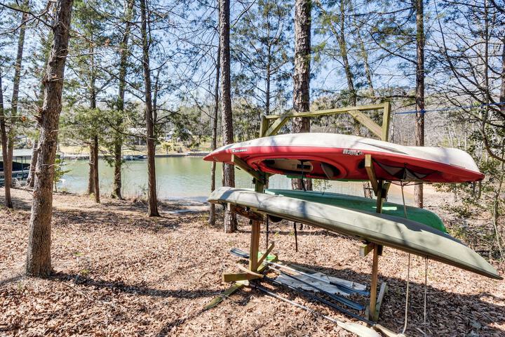 Waterfront Getaway w / Fire Pit + Game Room!
