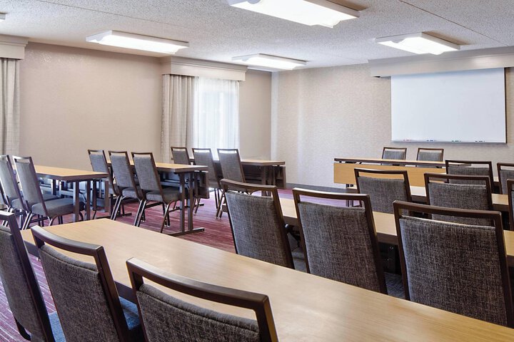 Courtyard by Marriott Dallas Arlington / Entertainment Dist
