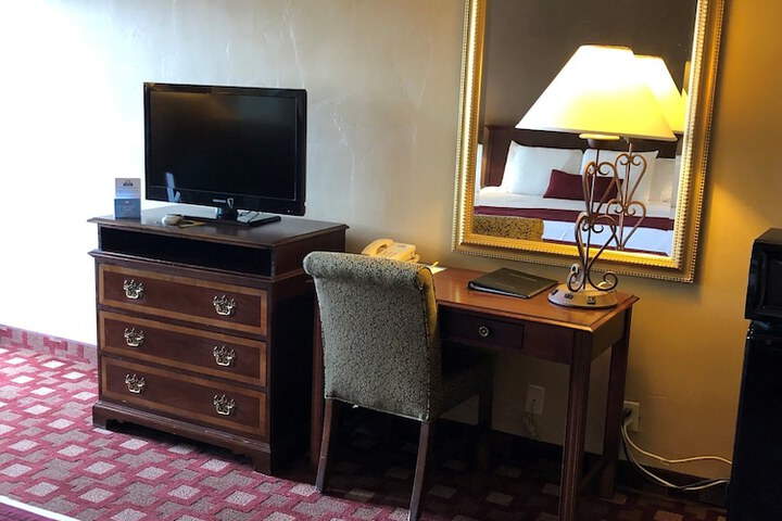 Days Inn & Suites by Wyndham Logan