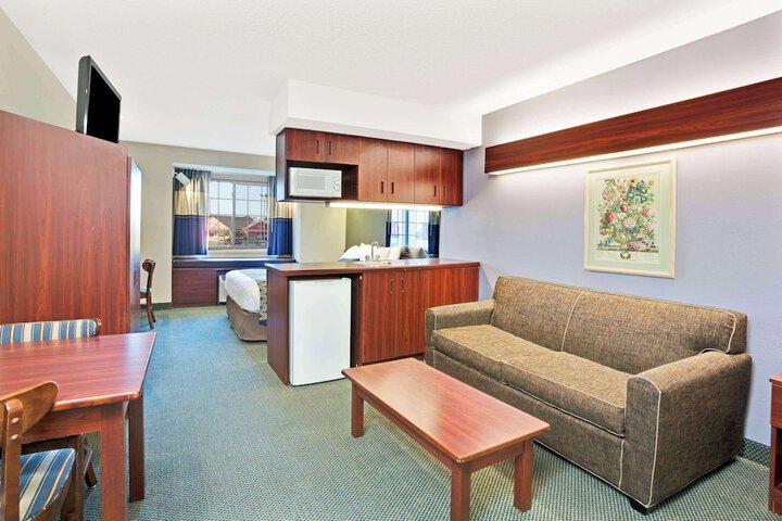 Room 9 of 16