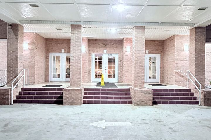 Collins Inn & Suites
