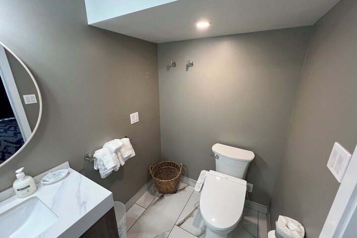 Lighthouse Inn & Suites