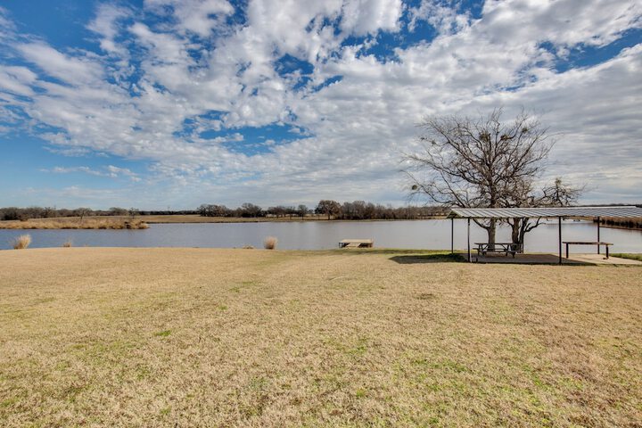 Game Room Fireplaces, On-site Lake! Kaufman Home