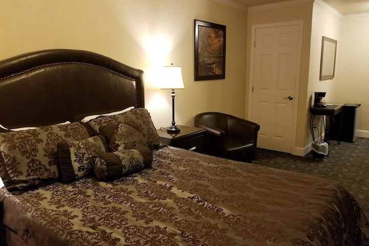 Room 18 of 28