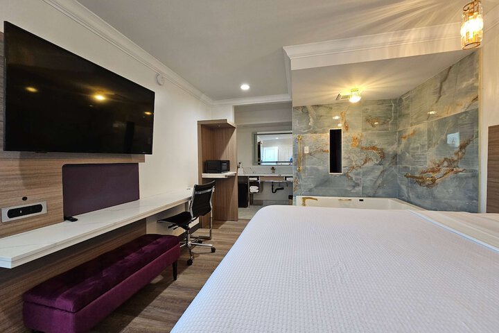 Travelodge by Wyndham Fullerton Near Anaheim