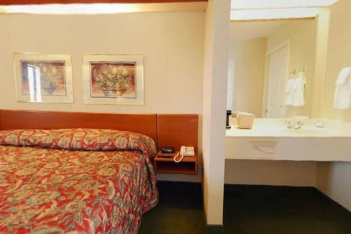 Room 12 of 33