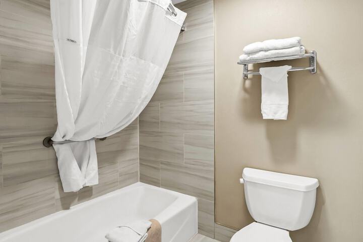 Days Inn by Wyndham Fontana / Rialto