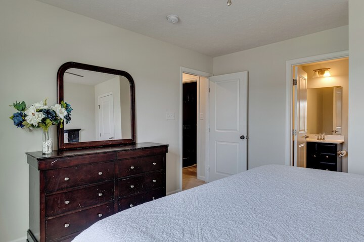 Spacious Home w / Fireplace - Near Golf!
