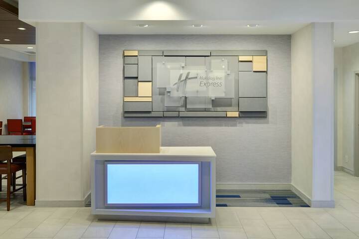 Holiday Inn Express Toronto - Downtown by IHG