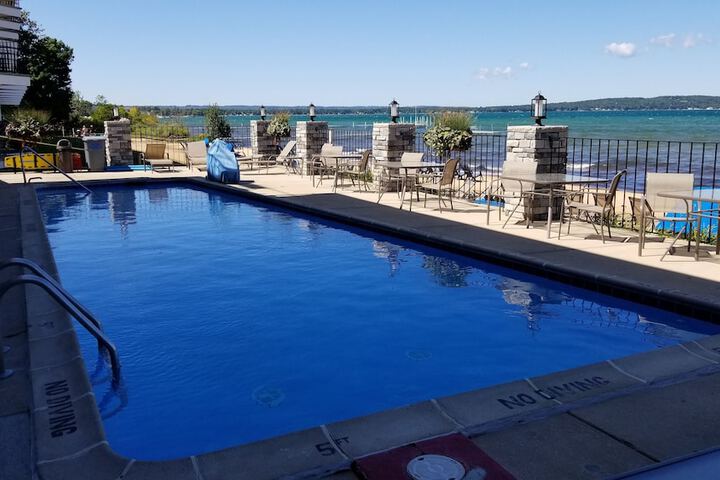 Pointes North Beachfront Hotel – 2 Person Spa Tub Studios