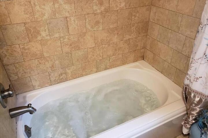 Southwoods Mountain Estate -private mansion pool, hottub+ 15 acres