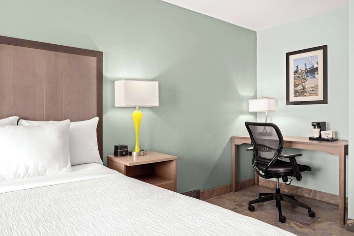 La Quinta Inn & Suites by Wyndham Newport