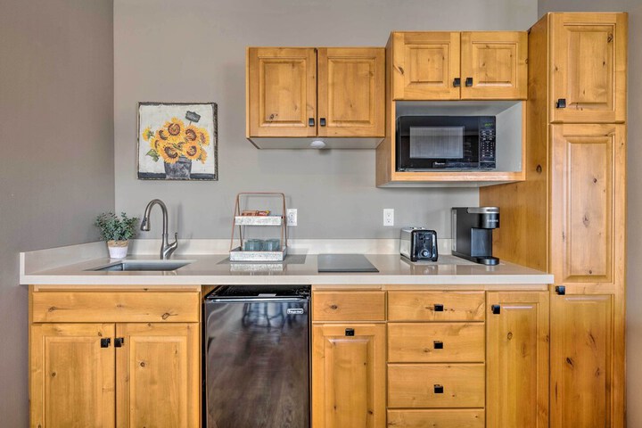 Large Cozy Midway Studio w / Mountain Views!