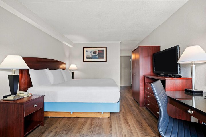 Days Inn by Wyndham Utica