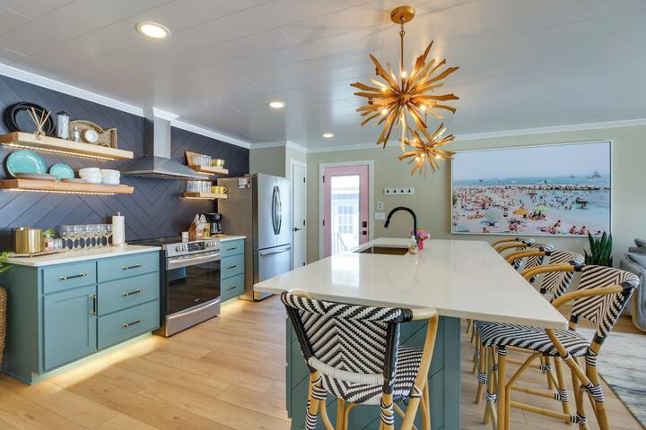 Home Rental on Detroit Lake: Dock Game Room!
