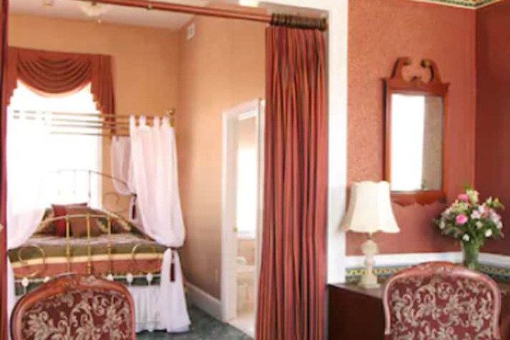 Room 35 of 128