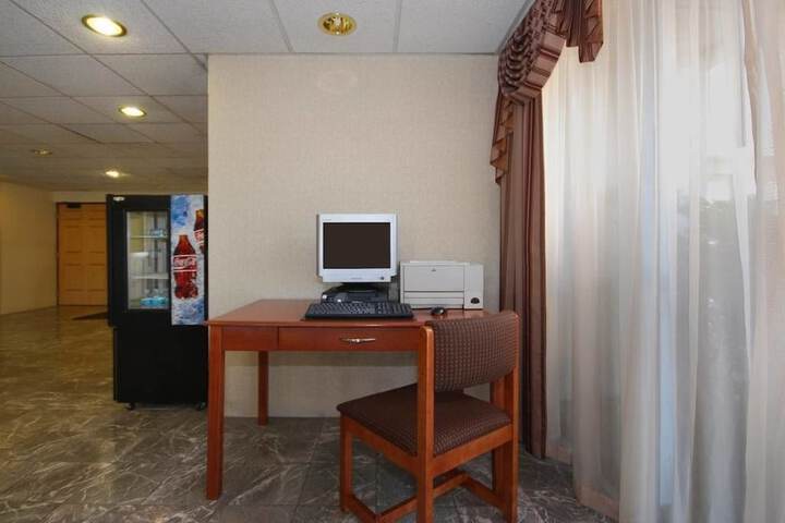 Business Center 17 of 25