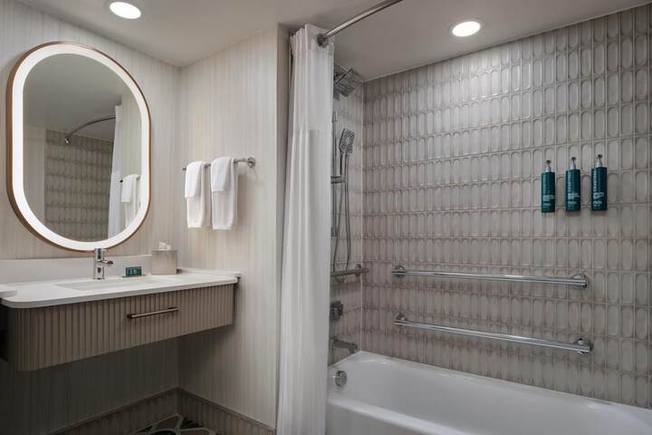 DoubleTree by Hilton Brunswick