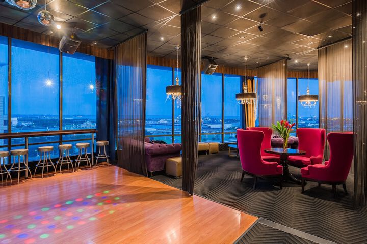 Lounge 51 of 54