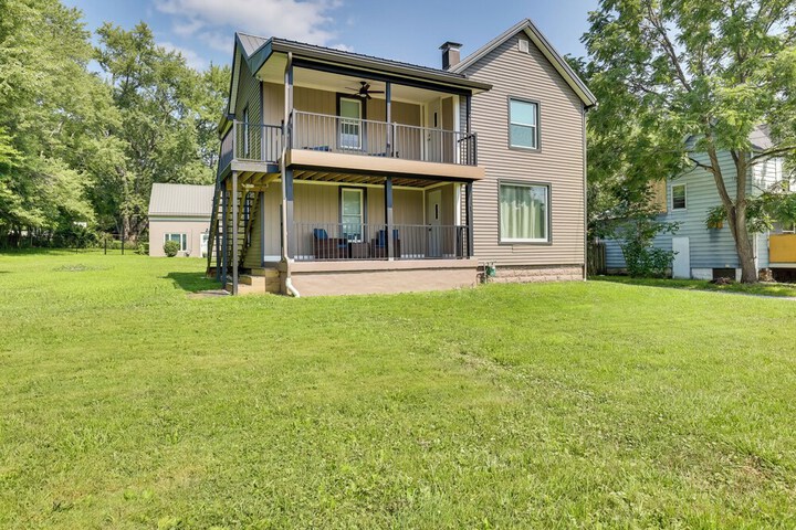 3 Mi to Downtown Youngstown: Apt w / Deck!
