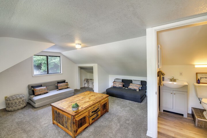 Charming Hamilton Hideaway: Half-mi to Main St!