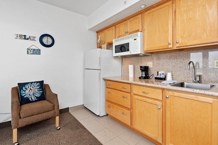Beach House Inn & Suites