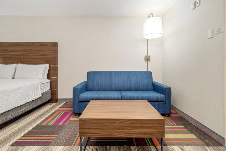 Room 25 of 348