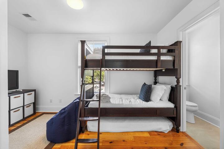1 Block to Beach Newly Renovated 6bdr w / Rooftop Views Sand Dune by Avantstay