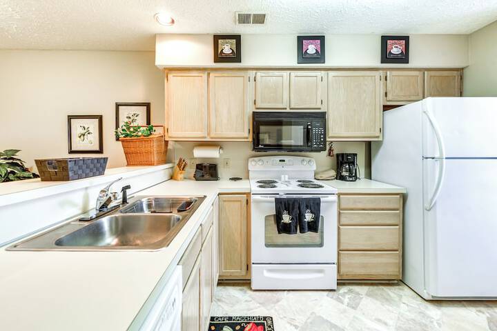 Little River Condo w / Pool Access: 5 Mi to Beach