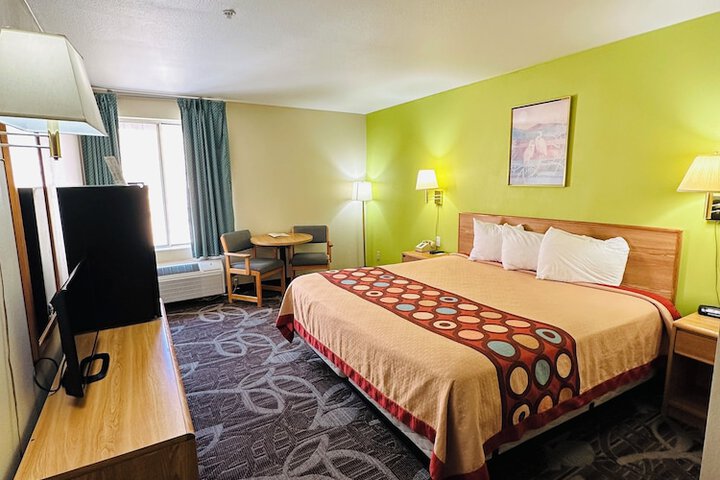 Room 10 of 18