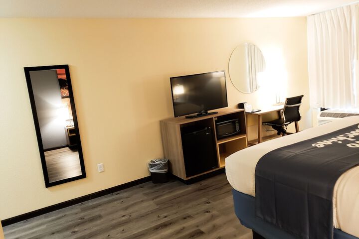 Days Inn & Suites by Wyndham Merrillville