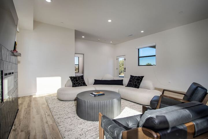 Luxe Modern Escape w Pool Hot Tub Firepit Desert View Lassen by Avantstay