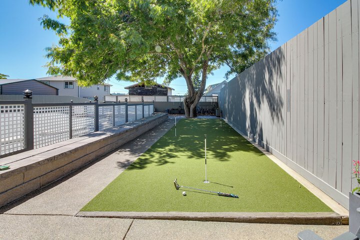 North Bend Home w / Cornhole Court & Putting Green