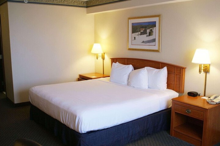 Country Inn & Suites by Radisson Lansing, MI