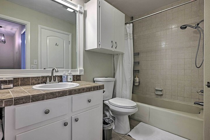 Modern Townhome w / Patio Next Door to Resort