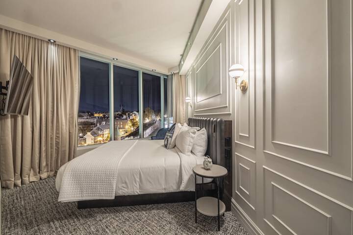 Room 33 of 82