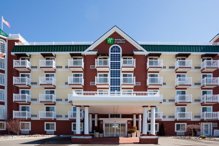 Holiday Inn Express & Suites Petoskey by IHG