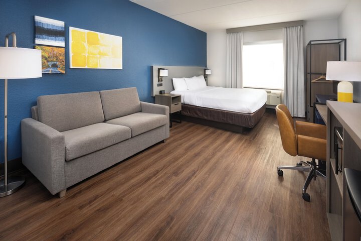 Comfort Suites Outlet Center
