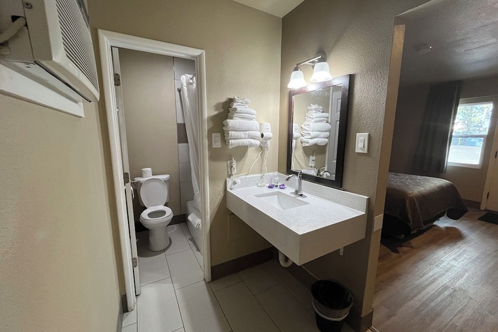 Room 11 of 32