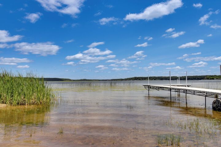 Lakefront Motley Cabin w / Private Deck + Dock!