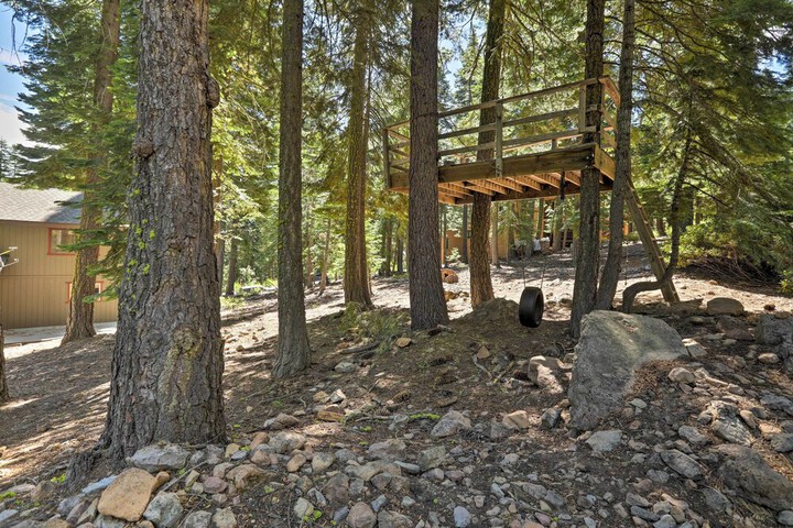 North Lake Tahoe Cabin: 4 Mi to the Beach!