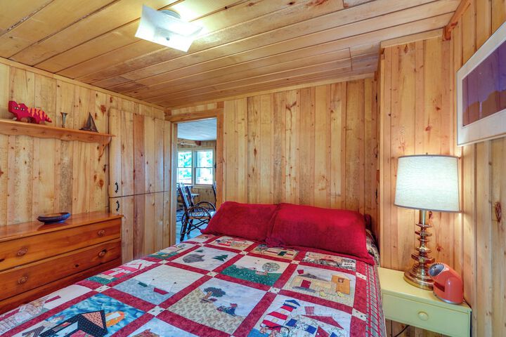 Waterfront Maine Vacation Rental w / Private Dock