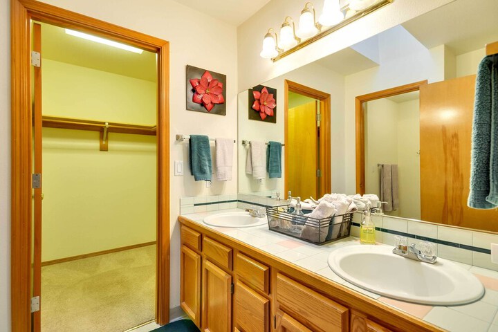Milwaukie Home w / Covered Porch: Dogs Welcome!