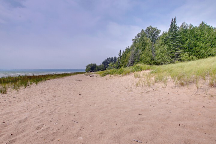 Serene Washington Island Getaway w / Private Beach!