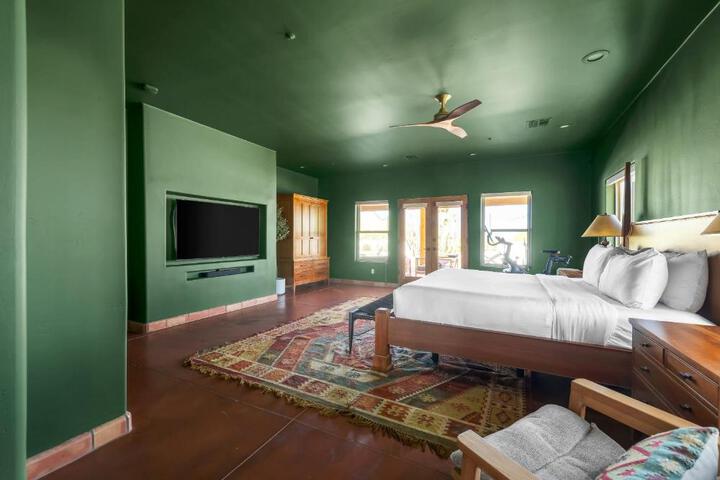 Grand Desert Getaway with Pool and Peloton with Sonos and Office