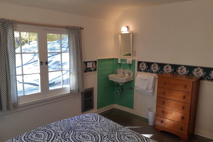 Room 100 of 215