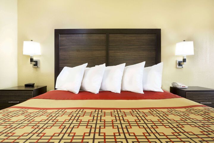 Days Inn by Wyndham Columbus-North Fort Moore