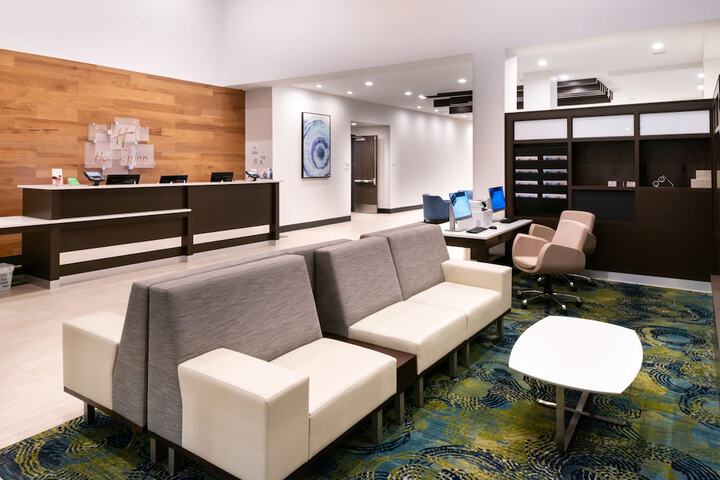 Holiday Inn & Suites Farmington Hills - Detroit NW by IHG