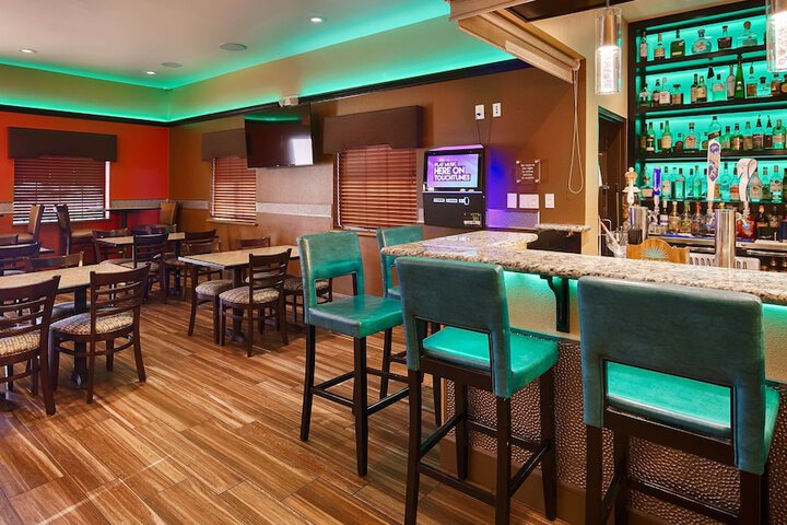 Lounge 44 of 46