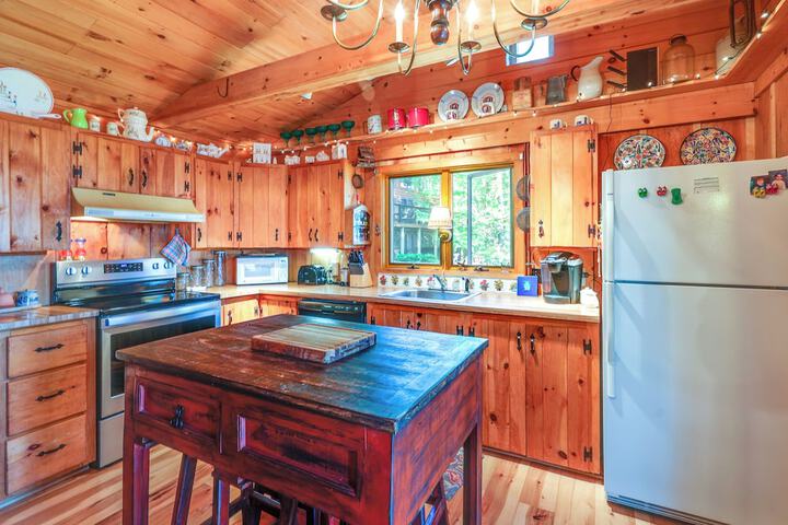 Waterfront Maine Vacation Rental w / Private Dock